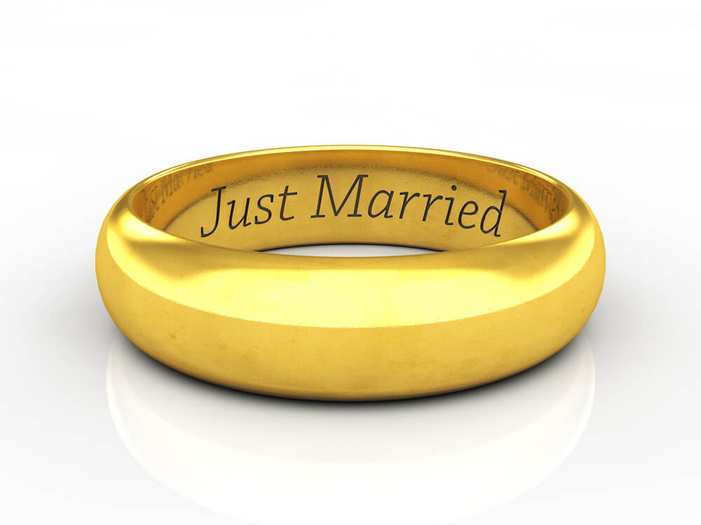 Ehering-Gravur "Just Married" in goldenem Ring