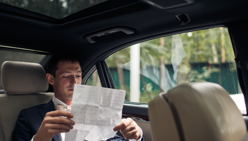 Bräutigam liest sich im Auto sein vorbereitetes Ehegelübde durch