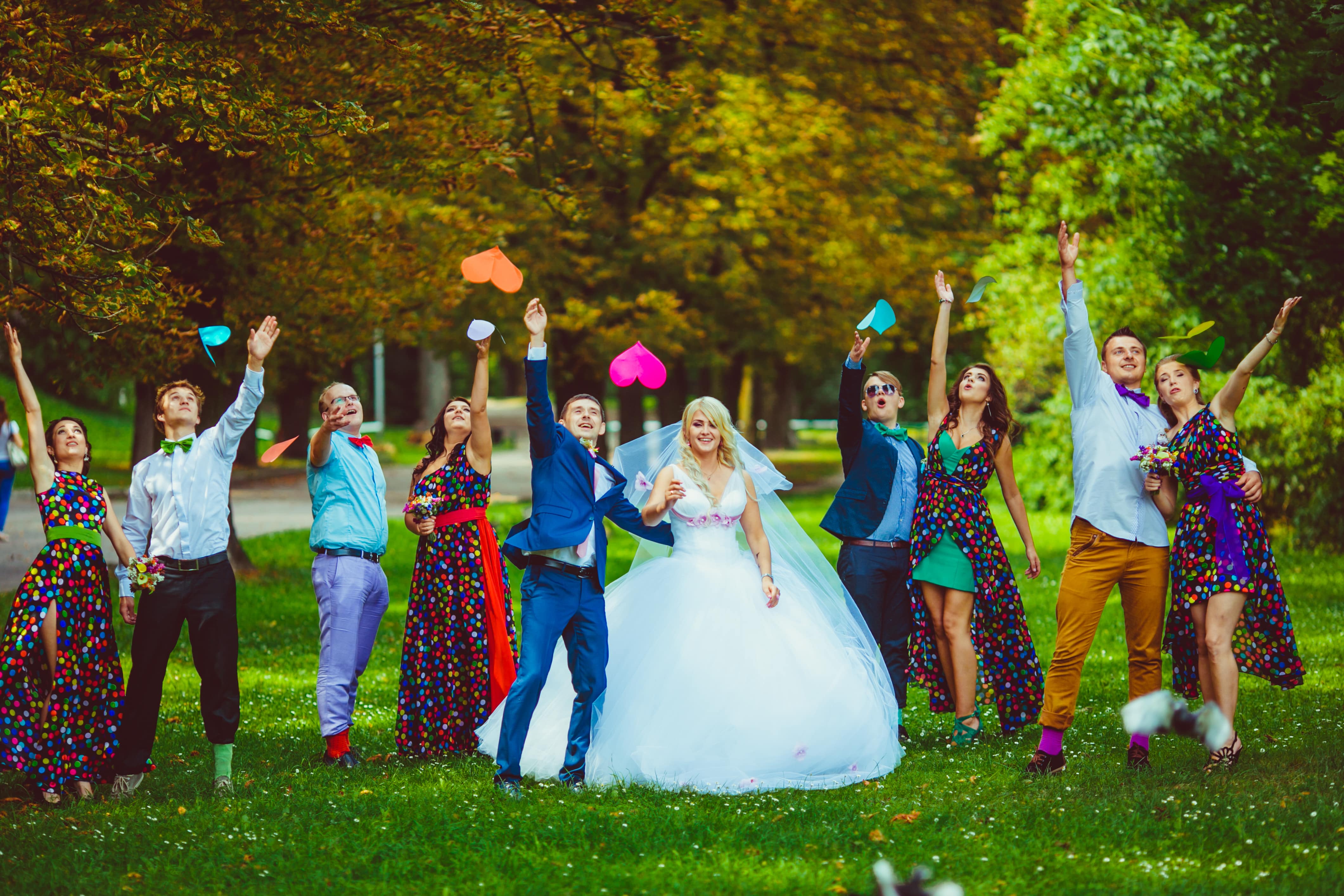 Hochzeitsfoto einer Braut und eines Bräutigames zusammen mit Freunden.