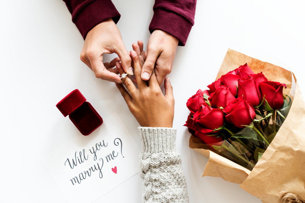 Heiratsantrag Ideen: klassischer Antrag mit Blumen und Karte 