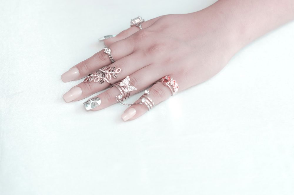 Frauenhand mit mehreren Ringen