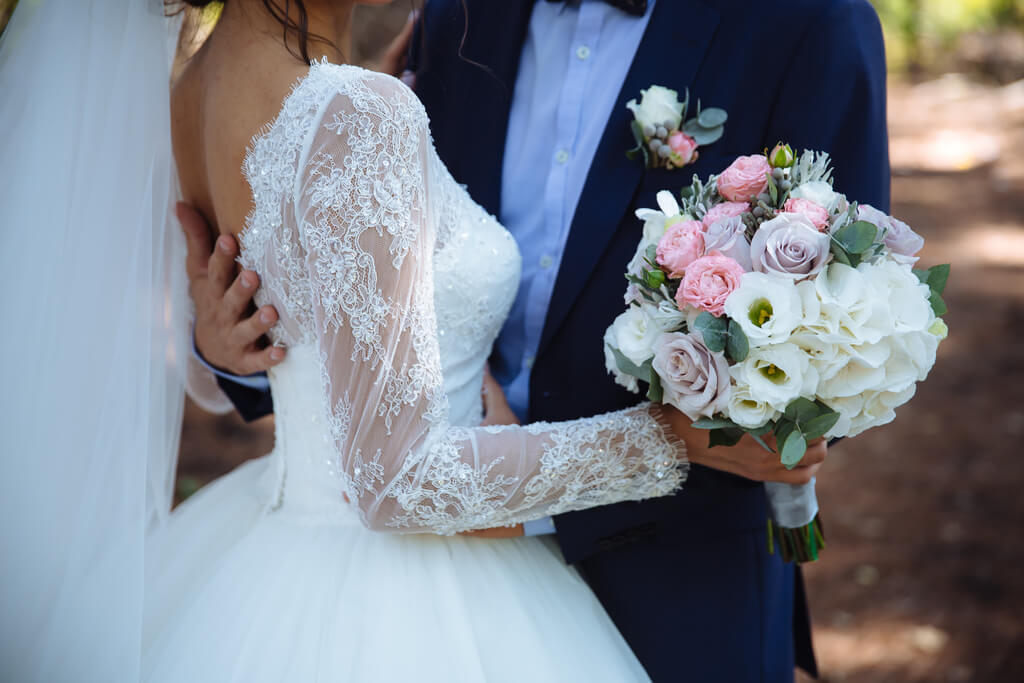 Brautpaar mit pastellfarbenen Brautstrauß