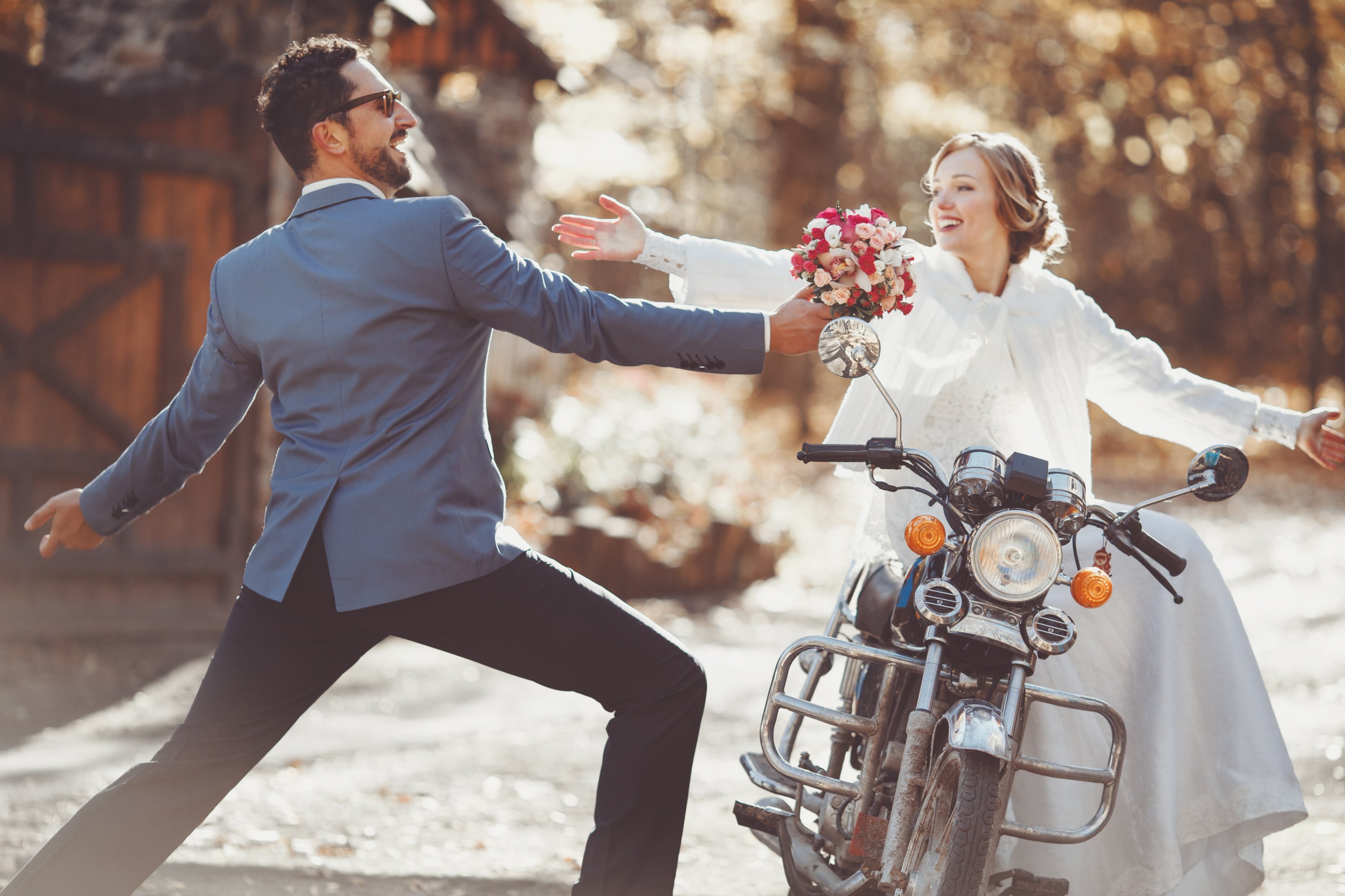 Braut und Bräutigam auf Motorrad