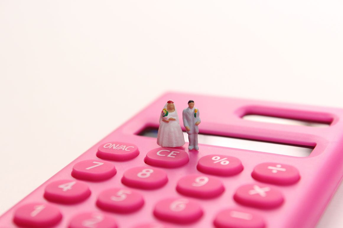 Brautpaarfiguren auf pinken Taschenrechner