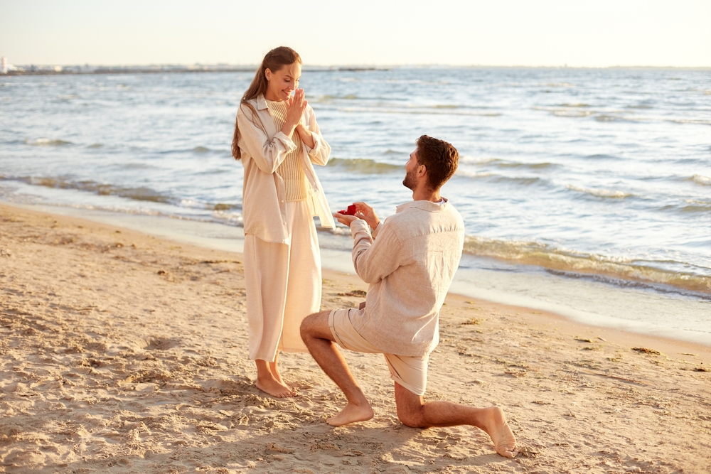 Pärchen bei der Verlobung am Strand